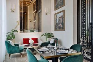 Svetainės erdvė apgyvendinimo įstaigoje Maysan Doha, LXR Hotels & Resorts