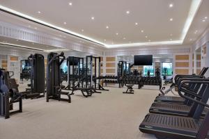 Sporto salė apgyvendinimo įstaigoje Maysan Doha, LXR Hotels & Resorts