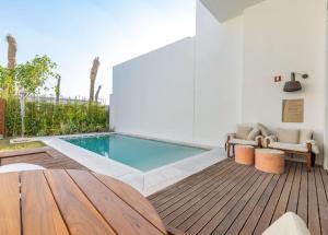 Baseinas apgyvendinimo įstaigoje Maysan Doha, LXR Hotels & Resorts arba netoliese