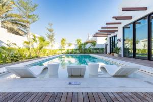 Baseinas apgyvendinimo įstaigoje Maysan Doha, LXR Hotels & Resorts arba netoliese
