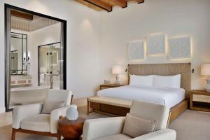 Lova arba lovos apgyvendinimo įstaigoje Maysan Doha, LXR Hotels & Resorts