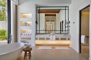Vonios kambarys apgyvendinimo įstaigoje Maysan Doha, LXR Hotels & Resorts