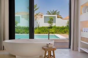 Baseinas apgyvendinimo įstaigoje Maysan Doha, LXR Hotels & Resorts arba netoliese