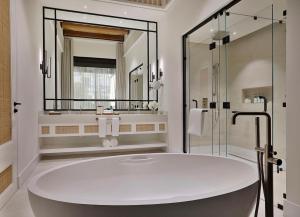 Vonios kambarys apgyvendinimo įstaigoje Maysan Doha, LXR Hotels & Resorts