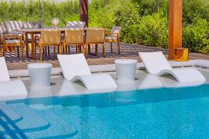 Baseinas apgyvendinimo įstaigoje Maysan Doha, LXR Hotels & Resorts arba netoliese