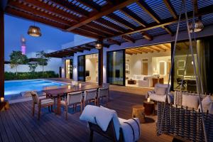 Baseinas apgyvendinimo įstaigoje Maysan Doha, LXR Hotels & Resorts arba netoliese