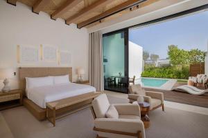 Baseinas apgyvendinimo įstaigoje Maysan Doha, LXR Hotels & Resorts arba netoliese