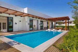 Baseinas apgyvendinimo įstaigoje Maysan Doha, LXR Hotels & Resorts arba netoliese