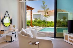 Baseinas apgyvendinimo įstaigoje Maysan Doha, LXR Hotels & Resorts arba netoliese