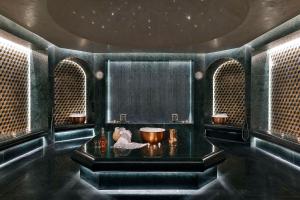Svetainės erdvė apgyvendinimo įstaigoje Maysan Doha, LXR Hotels & Resorts