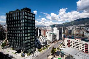 vistas a una ciudad con un edificio alto en Hampton By Hilton Quito La Carolina Park, en Quito