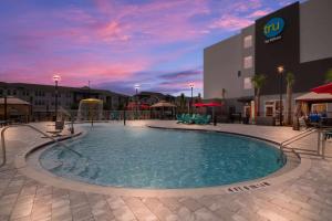 uma grande piscina em frente a um hotel em Tru By Hilton Destin em Destin