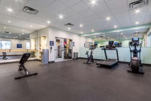 un gimnasio con varias cintas de correr y máquinas en una habitación en Tru By Hilton Destin, en Destin