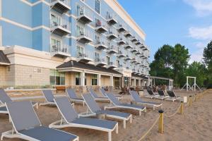 uma fila de cadeiras em frente a um edifício em Hampton Inn & Suites Manistee, Mi em Manistee