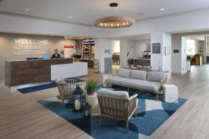 - un hall avec une salle d'attente dotée d'un canapé et de chaises dans l'établissement Hampton Inn & Suites Manistee, Mi, à Manistee