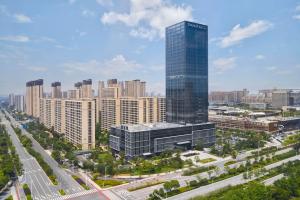 如皋如皋曙光希尔顿逸林酒店的城市空中景观,高楼