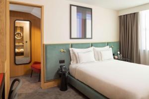 Arts Hotel Porto, Tapestry Collection By Hilton客房内的一张或多张床位