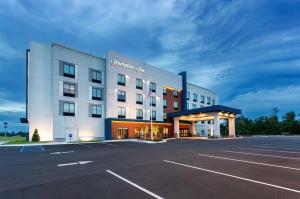 an empty parking lot in front of a hotel at Hampton Inn Marianna I-10 in Marianna