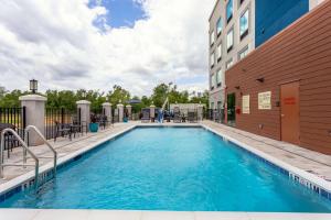 a swimming pool in front of a building at Hampton Inn Marianna I-10 in Marianna