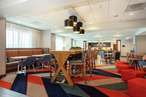 a dining room with a table and chairs at Hampton Inn Marianna I-10 in Marianna