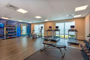 un gimnasio con cintas de correr y equipos de ejercicio en una habitación en Hampton Inn Marianna I-10, en Marianna