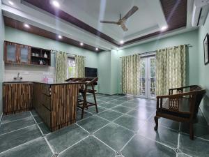 une cuisine avec des murs verts et un plafond dans l'établissement The Royal Oasis Goa, à Majorda