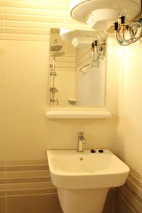 uma casa de banho com um WC branco e um lavatório. em Al khitaym guest house em Sa‘ab Banī Khamīs