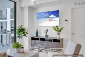 uma sala de estar com uma televisão na parede em Centrally Located 2 BED in the Heart of Downtown With Free Parkin em Miami