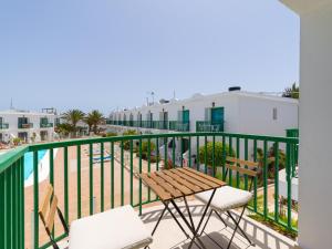 Balkón alebo terasa v ubytovaní Seascape Pool View & WiFi by iRent Fuerteventura Corralejo