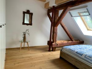 1 dormitorio con cama, ventana y mesa en Ferienhof Weitblick, en Letschin