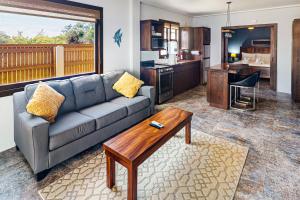 uma sala de estar com um sofá e uma mesa em Beachfront Villa Island Pearl Gold Standard Certified em Caye Caulker