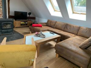 ein Wohnzimmer mit einem Sofa und einem Tisch in der Unterkunft Ferienhof Weitblick in Letschin
