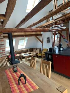 eine Küche und ein Wohnzimmer mit einem Holztisch in der Unterkunft Ferienhof Weitblick in Letschin