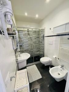 La salle de bains est pourvue de toilettes, d'un lavabo et d'une douche. dans l'établissement Loft ANAGNINA, à Rome