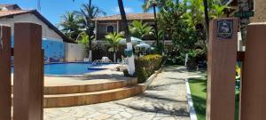 een resort met een zwembad en een huis bij San Bernardo Apart-Hotel in Alcobaça