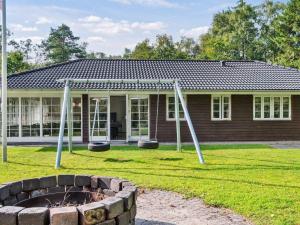 een huis met een vuurplaats ervoor bij Holiday Home Brinken in Frederiksværk