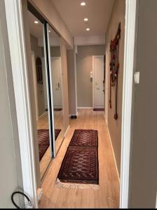un couloir avec un miroir et un tapis dans l'établissement Central Comfort Room in heart of Oslo, Majorstuen, à Oslo