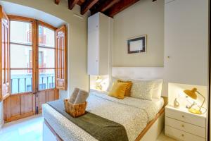 een slaapkamer met een bed met een mand erop bij Aile Granada - Hostatel in Granada