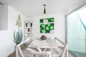 une salle à manger avec une table et un cactus dans l'établissement Casa Mexicana - Seguridad, 10min de Centros Comerciales & Zona Esmeralda - Empresas bienvenidas, à Mexico