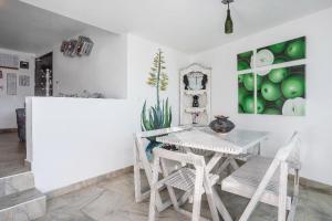 une salle à manger blanche avec une table et des chaises dans l'établissement Casa Mexicana - Seguridad, 10min de Centros Comerciales & Zona Esmeralda - Empresas bienvenidas, à Mexico