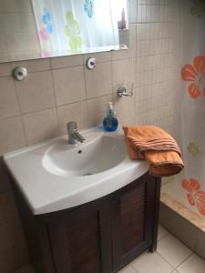 W łazience znajduje się biała umywalka i prysznic. w obiekcie Talabay apartment 20109 w mieście Al Burj