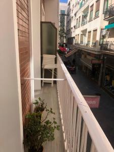 - Balcón con silla y pizarra en un edificio en ENMAYO 2021 - Dos alojamientos, en Córdoba