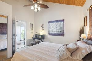 a bedroom with a bed and a ceiling fan at Charming Pu'ukala Sunset - Near Hiking and Golf home in Kailua-Kona
