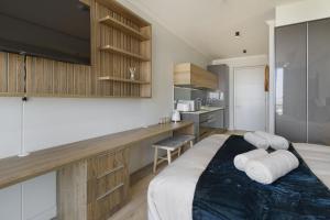 una camera da letto con un letto e asciugamani di Ellipse Waterfall 31002 a Midrand