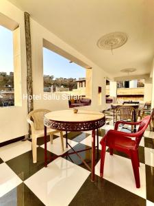 uma sala de jantar com mesa e cadeiras em Hotel Sallu Safari em Jaisalmer