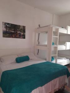 - une chambre avec un lit et une couverture verte dans l'établissement Hotel Cidade Imperial, à Petrópolis