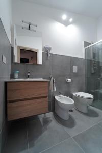 uma casa de banho com um WC e um lavatório em Cerchia Apartments em Corbara