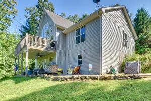 een huis met een veranda en een terras bij Lakemont Retreat Game Room, Hot Tub, and Mtn Views! in Lakemont