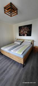 1 dormitorio con 1 cama grande con marco de madera en Ferienwohnung Festung zu Ketghe - Nähe Koblenz am Mittelrhein, en Kettig