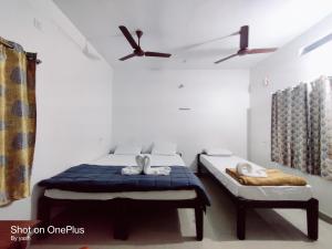 Surya cafe and stay sea view客房内的一张或多张床位